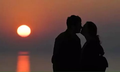 10 நிமிடங்களுக்கு விடாமல் காதலிக்கு 'லிப்லாக்' : காது கேட்கும் திறனை இழந்த வாலிபர்...! காதலர்கள் அதிர்ச்சி