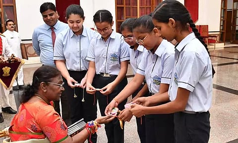 சிறுவர்கள் மற்றும் மாணவர்களுடன் ரக்ஷா பந்தன் கொண்டாடிய ஜனாதிபதி திரவுபதி முர்மு
