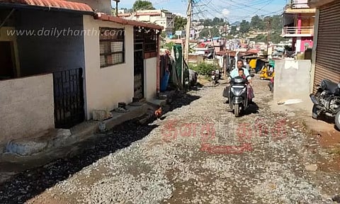 தரமற்ற பணியால் வீணாகும் தார்சாலை