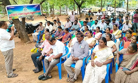 வருவாய்த்துறை அலுவலர்கள் காத்திருப்பு போராட்டம்