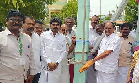 கரடிகுளம் சின்னகாலனியில்புதிய டிரான்ஸ்பார்மரை கடம்பூர் ராஜூ எம்.எல்.ஏ. இயக்கி வைத்தார்