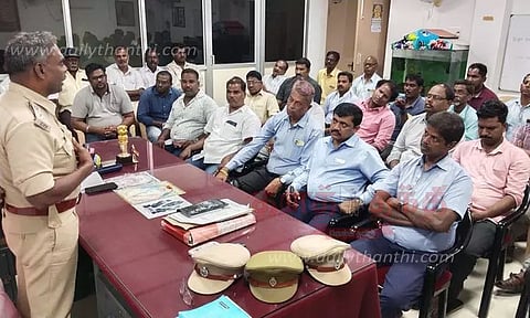 விடுதியில் தங்குபவர்களின் விவரங்களை முழுமையாக சேகரிக்க வேண்டும்