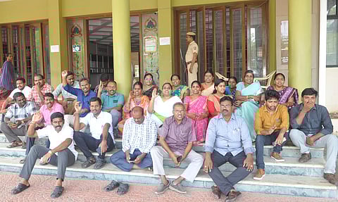 வருவாய்த்துறையினர் காத்திருப்பு போராட்டம்