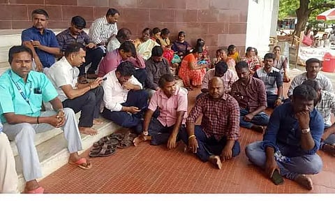 வருவாய்த்துறை அலுவலர்கள் தர்ணா