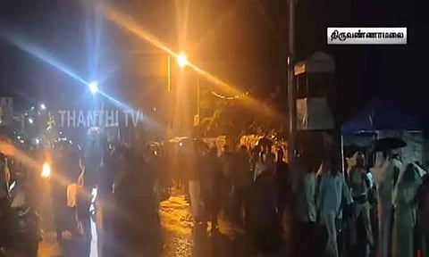 ஆவணி மாத பவுர்ணமி: திருவண்ணாமலையில் மழைக்கு நடுவே பக்தர்கள் கிரிவலம்