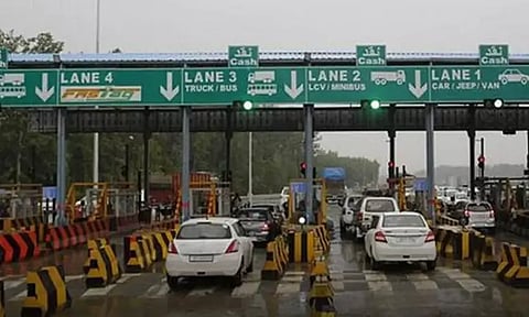 தமிழகத்தில் சுங்கச்சாவடிகளில் இன்று நள்ளிரவு முதல் கட்டணம் உயர்வு - தேசிய நெடுஞ்சாலை ஆணைய அதிகாரிகள் தகவல்