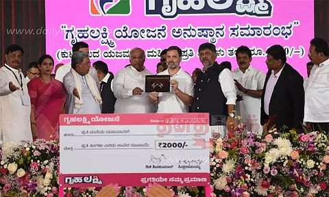 கர்நாடகத்தில் இல்லத்தரசிகளுக்கு மாதம் ரூ.2 ஆயிரம் வழங்கும் கிரகலட்சுமி திட்டம் தொடக்கம்