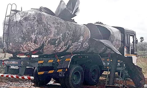 வெல்டிங் வைத்தபோது விபத்து; டேங்கர் லாரி வெடித்து வடமாநில தொழிலாளி பலி - மற்றொருவர் படுகாயம்