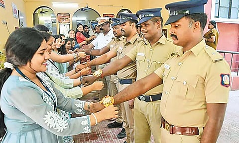 போலீசாருக்கு ராக்கி கயிறு கட்டிய மாணவிகள் நெற்றியில் திலகமிட்டு இனிப்பு ஊட்டி விட்டனர்