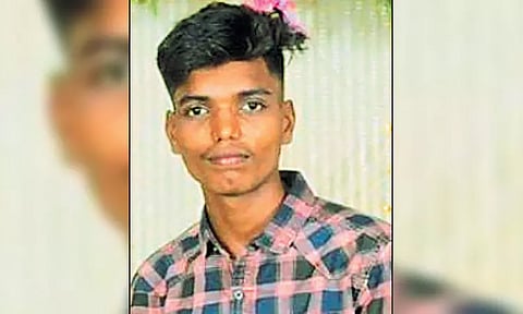 ஷேர்ஆட்டோ-கன்டெய்னர் லாரி மோதல்; கல்லூரி மாணவர் பலிதந்தை கண் முன்னே பரிதாபம்