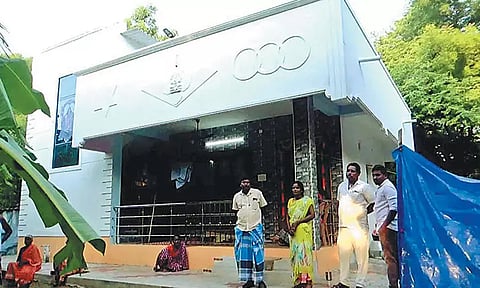 கும்மிடிப்பூண்டி அருகே துணிகரம் நள்ளிரவில் வீடு புகுத்து நகை-பணம் கொள்ளை