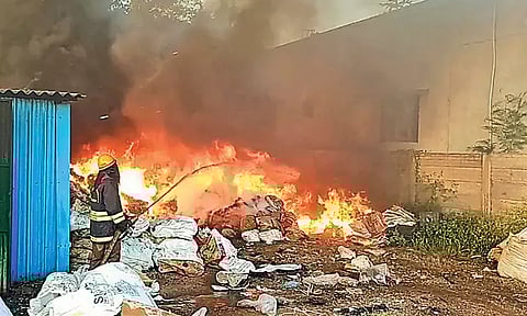 ஸ்ரீபெரும்புதூரில் தொழிற்சாலையில் தீ விபத்து - தீயணைப்புத்துறையினர் 2 மணி நேரம் போராடி தீயை அணைத்தனர்