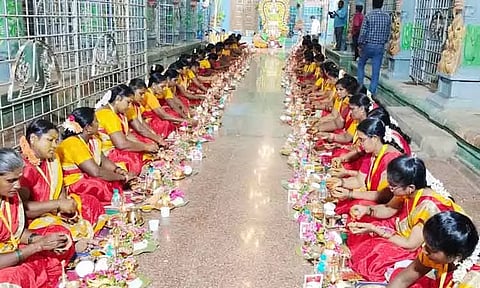 பவானி அம்மன் கோவிலில் விளக்கு பூஜை