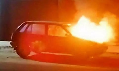 திருசெந்தூரில் கார் தீப்பிடித்து எரிந்தது