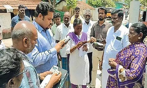 தமிழ்நாடு மகளிர் உரிமைத்தொகை பெறுவதற்கு விண்ணப்பித்தவர்களின் வீடுகளுக்கு நேரில் சென்று செங்கல்பட்டு மாவட்ட கலெக்டர் ஆய்வு