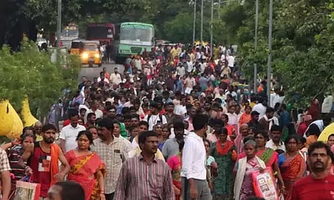 ஆவணிமாத பவுர்ணமி: திருவண்ணாமலையில் ஆயிரக்கணக்கான பக்தர்கள் கிரிவலம்