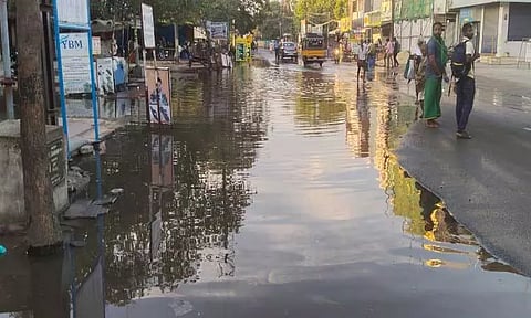 திருச்செந்தூரில் ரோட்டில் ஆறாக ஓடி வீணான குடிநீர்