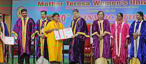 அன்னை தெரசா மகளிர் பல்கலைக்கழகத்தில் 15,373 மாணவிகளுக்கு பட்டம்