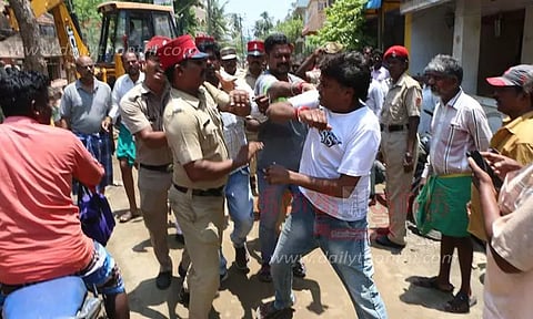 சாலையை ஆக்கிரமித்து கட்டப்பட்ட 20 வீடுகள் அகற்றம்