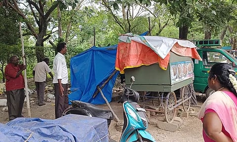 சாலையோர ஆக்கிரமிப்புகள் அகற்றம்