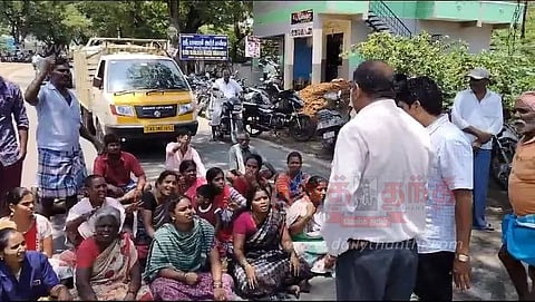 ஊத்தங்கரை பகுதியில் கனமழை:வீடுகளுக்குள் புகுந்த நீரை அகற்றகோரி கிராம மக்கள் சாலை மறியல்அதிகாரிகள் பேச்சுவார்த்தை