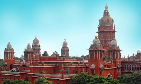 மாவட்டக்குழு உறுப்பினர்கள் பெரிய அளவில் பதவி ஏற்பு விழா நடத்தினால் தகுதி நீக்கம் - அறநிலையத்துறைக்கு ஐகோர்ட்டு உத்தரவு