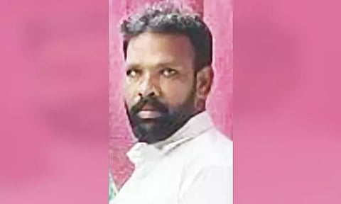 நெல்லையில் பா.ஜனதா நிர்வாகி சரமாரி வெட்டிக்கொலை - தி.மு.க. பிரமுகரை கைது செய்யக்கோரி உறவினர்கள் சாலைமறியல்