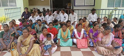 சத்தியமங்கலம் தாலுகா அலுவலகத்தில்வீட்டுமனை பட்டா கேட்டுபொதுமக்கள் தர்ணா போராட்டம்26 பெண்கள் உள்பட 34 பேர் கைது
