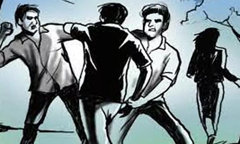 போதையில் இளம்பெண்ணிடம் தகராறு: மத்திய தொழில் பாதுகாப்பு படை அதிகாரிக்கு அடி-உதை