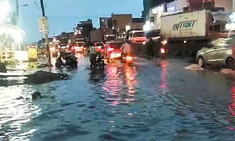 வண்டலூர்-வாலாஜாபாத் சாலையில் மழைநீருடன் கழிவுநீர் கலப்பதால் பொதுமக்கள் அவதி