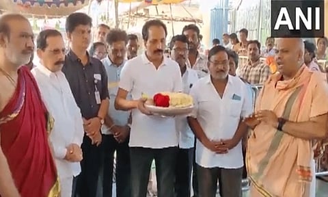 நாளை விண்ணில் பாயும் ஆதித்யா எல்-1 விண்கலம்: பரமேஸ்வரி கோவிலில் இஸ்ரோ தலைவர் சோமநாத் சாமி தரிசனம்