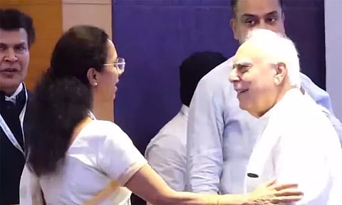 இந்தியா கூட்டணி கூட்டத்திற்கு திடீரென வந்த கபில் சிபல்.. அதிருப்தியடைந்த காங்கிரஸ் தலைவர்கள்