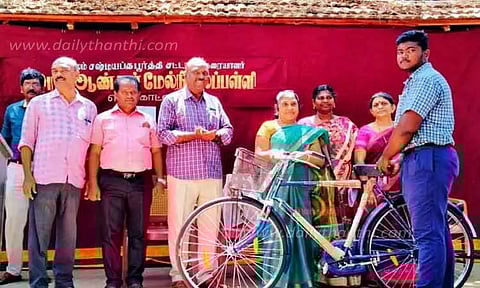 மாணவர்களுக்கு இலவச சைக்கிள்