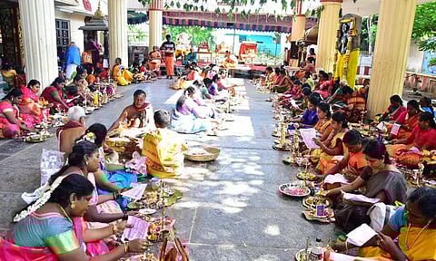 விழுப்புரம் ராகவேந்திரர் கோவிலில் விளக்கு பூஜை