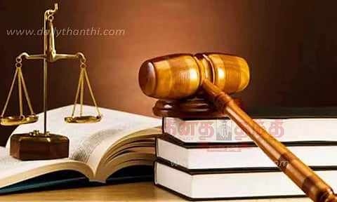 காலி செய்து இடத்தை ஒப்படைக்காததால் உழவர் சந்தைக்கு வந்த கோர்ட்டு ஊழியர்கள்