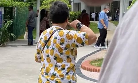 சிங்கப்பூர் அதிபர் தேர்தலில் ருசிகரம்: அன்னாசிப்பழத்தால் வந்த பிரச்சினை...!