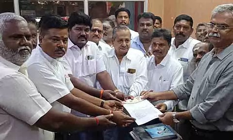 காந்தி சிலையை அகற்ற அ.தி.மு.க.வினர் எதிர்ப்பு