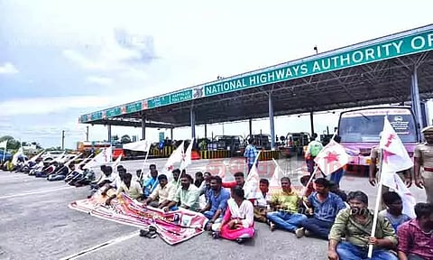 கப்பலூர் சுங்கச்சாவடியை முற்றுகையிட்டு ஜனநாயக வாலிபர் சங்கத்தினர் போராட்டம்