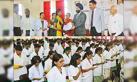 மருத்துவப் படிப்பு மாணவர்களுக்கு முதலாம் ஆண்டு வகுப்புகள் தொடக்கம் - மூத்த மாணவர்கள் ரோஜாப்பூ கொடுத்து வரவேற்றனர்