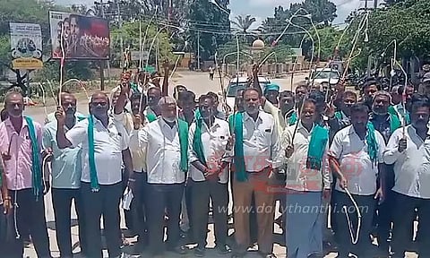 தமிழகத்திற்கு காவிரியில் தண்ணீர் திறக்க எதிர்ப்பு: சாட்டையுடன் கே.ஆர்.எஸ். அணையை முற்றுகையிட முயன்ற விவசாயிகள்