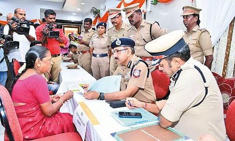 12 இடங்களில் குறைதீர்க்கும் முகாம் அண்ணா நகரில் பொதுமக்களிடம் மனுக்களை பெற்ற போலீஸ் கமிஷனர்