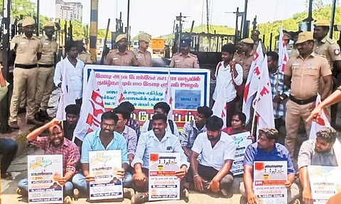 காலாவதியான பரனூர் சுங்கச்சாவடியை மூட வலியுறுத்தி இந்திய ஜனநாயக வாலிபர் சங்கத்தினர் மறியல்