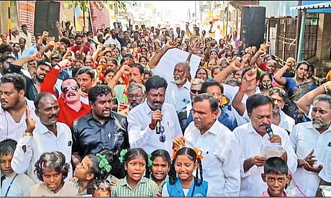 அனகாபுத்தூரில் ஆற்றங்கரையோரம் உள்ள குடியிருப்புகளை அகற்ற எதிர்ப்பு தெரிவித்து ஆர்ப்பாட்டம்