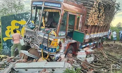 வீட்டின் மீது லாரி மோதி 4 பேர் படுகாயம்