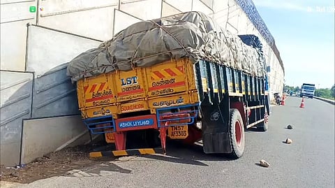 பாலத்தில் சாய்ந்த லாரி