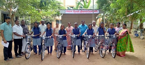 மாணவ, மாணவிகளுக்கு விலையில்லா சைக்கிள்