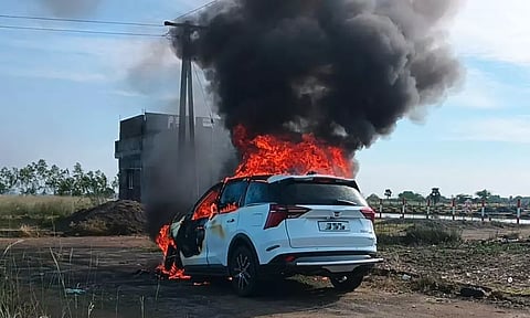 காரை தீ வைத்து கொளுத்திய வாலிபர்