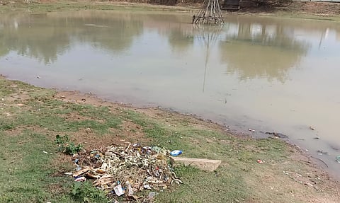 சட்டி ஊரணியை தூர்வாரி சுற்றுச்சுவர் அமைக்க வேண்டும்