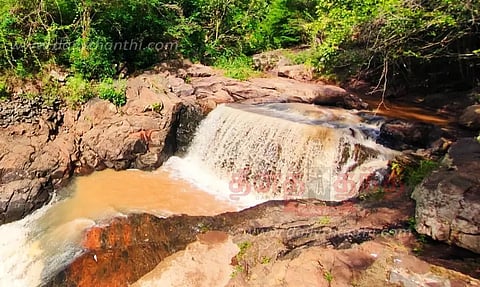 மங்களம் அருவியில் காட்டாற்று வெள்ளம்