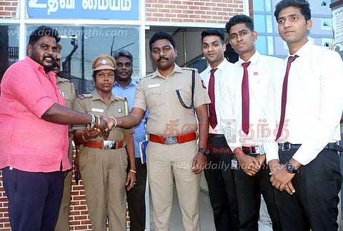 5 பவுன் நகை உரியவரிடம் ஒப்படைப்பு